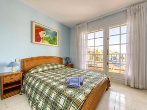 ロザスにあるHoliday Home Els Vilars by Interhomeのベッドルーム(ベッド1台、窓付)