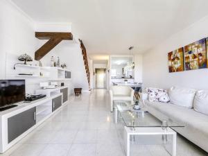 Kuchyň nebo kuchyňský kout v ubytování Holiday Home Els Vilars by Interhome