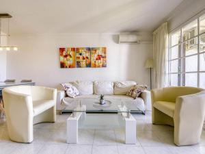 ロザスにあるHoliday Home Els Vilars by Interhomeのリビングルーム(ソファ、椅子2脚付)