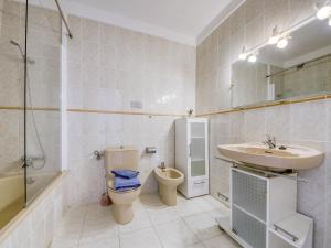 Koupelna v ubytování Holiday Home Els Vilars by Interhome