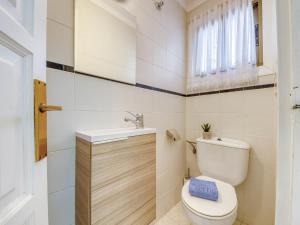 Koupelna v ubytování Holiday Home Els Vilars by Interhome