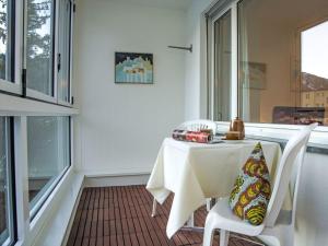 サンモリッツにあるApartment Chesa Fleury by Interhomeの窓付きの客室で、白いテーブルと椅子が備わります。