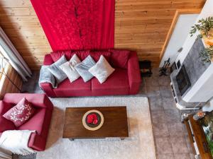 ユッラスヤルヴィにあるHoliday Home Kultapiisku 2 by Interhomeの赤いソファ付きのリビングルームのオーバーヘッドビュー