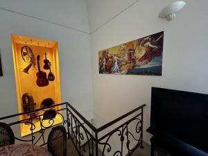 マッサ・ルブレンセにあるHoliday Home La Torre by Interhomeの壁画のある階段付きの客室