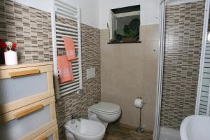 a bathroom with a toilet and a sink and a shower at CASA ALESSIA NEL VERDE con WI-FI in Ageno