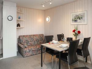 uma sala de jantar com uma mesa e um sofá em Apartment Arlette Nr- 34 by Interhome em Gstaad