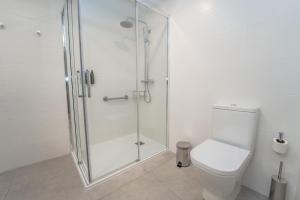 uma casa de banho com um chuveiro e um WC. em Lux Apartment em Melide