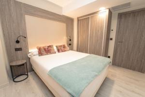 um quarto com uma cama grande e um cobertor verde em Lux Apartment em Melide