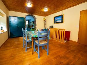 ein Esszimmer mit einem Tisch und blauen Stühlen in der Unterkunft Apartment Haus Keller by Interhome in Heppingsen