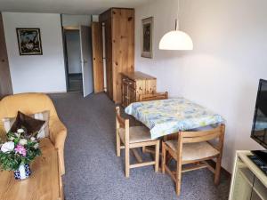 Apartment Utoring Acletta-9 by Interhome في ديسنتس: غرفة صغيرة مع طاولة وكرسي وطاولة