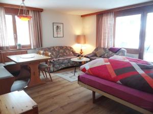 sala de estar con sofá y mesa en Apartment Blumenweg 6 by Interhome, en Engelberg