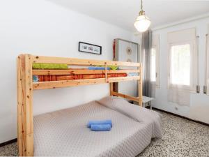 リャンサにあるApartment Geranis by Interhomeのベッドルーム1室(二段ベッド1組、青い枕付)