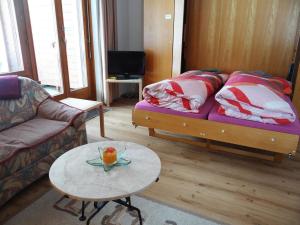 Sala de estar con cama y mesa de centro en Apartment Blumenweg 6 by Interhome, en Engelberg