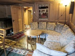 - un salon avec un canapé et une table dans l'établissement Apartment Crestatgiet by Interhome, à Rueras
