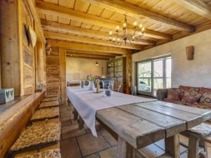 duży drewniany stół w salonie w obiekcie Holiday Home Moja Mała Toskania by Interhome w mieście Cisowa