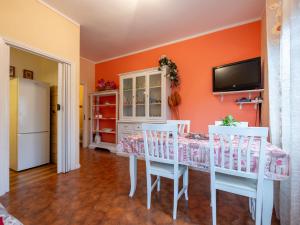 メルゴッツォにあるApartment Casa dei Fiori by Interhomeのダイニングルーム(テーブル、椅子、テレビ付)