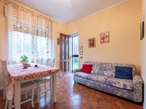 sala de estar con mesa y sofá en Apartment Casa dei Fiori by Interhome en Mergozzo