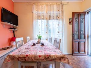 comedor con mesa y ventana en Apartment Casa dei Fiori by Interhome en Mergozzo