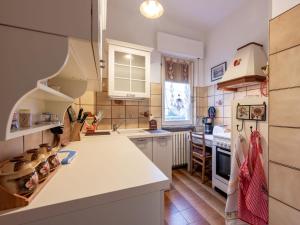Kuchyň nebo kuchyňský kout v ubytování Apartment casa dei fiori by Interhome