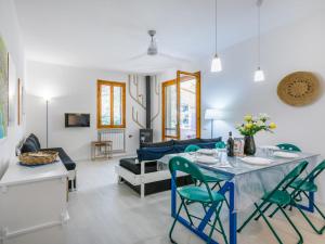eine Küche und ein Wohnzimmer mit einem Tisch und Stühlen in der Unterkunft Apartment I Pini by Interhome in Castiglioncello