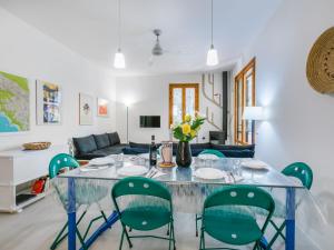 ein Esszimmer mit einem Glastisch und grünen Stühlen in der Unterkunft Apartment I Pini by Interhome in Castiglioncello