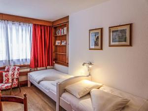 um quarto com 2 camas num quarto com uma janela em Apartment Chesa Arlas E2 by Interhome em St. Moritz