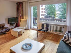 ein Wohnzimmer mit Blick auf einen Balkon in der Unterkunft Apartment Chesa Vuorcha by Interhome in Zuoz