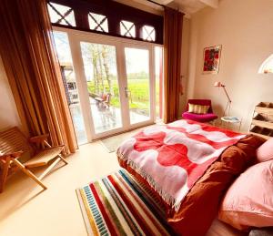 1 dormitorio con cama y ventana grande en SPOT Jelsum, en Jelsum