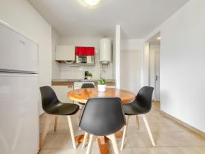 Virtuvė arba virtuvėlė apgyvendinimo įstaigoje Apartment Mismar-2 by Interhome