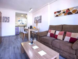 salon z kanapą i stolikiem kawowym w obiekcie Apartment Mirador al Mar-5 by Interhome w mieście Denia