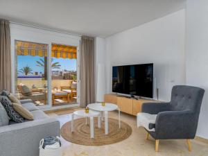 sala de estar con sofá y mesa en Apartment Puerto Paraíso III by Interhome, en Estepona