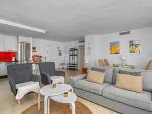 sala de estar con sofá, sillas y mesa en Apartment Puerto Paraíso III by Interhome, en Estepona