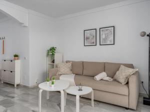 sala de estar con sofá y 2 mesas en Apartment Las Farolas family retreat by Interhome, en Mijas Costa