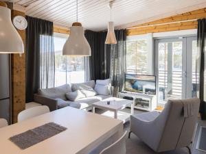 Posedenie v ubytovaní Holiday Home Villa ukkohalla by Interhome