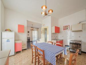 Kuchyňa alebo kuchynka v ubytovaní Apartment Compiano by Interhome
