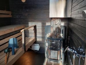 uma cozinha com um fogão a lenha numa cabina em Holiday Home Mukan maja by Interhome em Köngäs