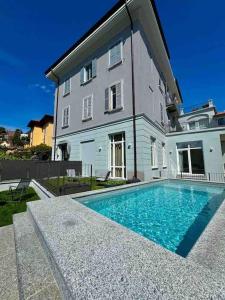 una casa con piscina di fronte a una casa di Apt. Aries - Penthouse Menaggio a Menaggio