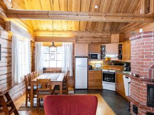cocina con mesa y comedor en Holiday Home Outarinne by Interhome, en Ylläsjärvi