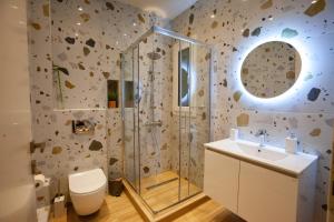 Un baño con ducha, inodoro y lavabo. en DayDin Apartments - Din Kastoria, en Kastoria 25 fotos más