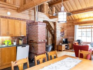 eine Küche und ein Esszimmer mit einer Ziegelwand in der Unterkunft Holiday Home Outarinne by Interhome in Ylläsjärvi