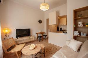 een woonkamer met een bank en een tafel bij DayDin Apartments - Din Kastoria in Kastoria