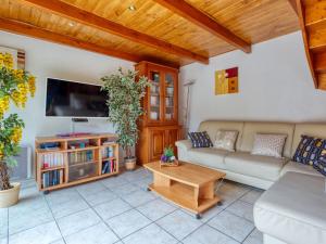 ein Wohnzimmer mit einem Sofa und einem Couchtisch in der Unterkunft Holiday Home Y Sian Ben by Interhome in Lacanau-Océan
