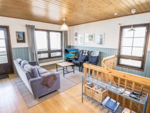 uma sala de estar com um sofá e cadeiras em Holiday Home Pikku-puntila by Interhome em Niemikylät