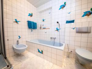 ein Badezimmer mit Badewanne und Toilette in der Unterkunft Holiday Home Haus am Berg der Osterräder by Interhome in Lügde + 19 Fotos