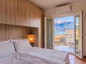 um quarto com uma cama e uma varanda com vista em Apartment Pieve by Interhome em Gravedona