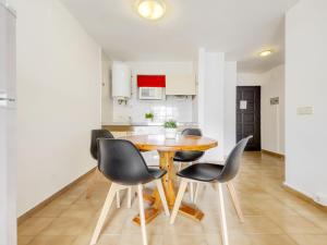Kuchyňa alebo kuchynka v ubytovaní Apartment Mismar-3 by Interhome + 25 fotografií