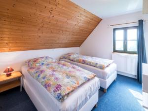 מיטה או מיטות בחדר ב-Holiday Home Holiday Hill 30 by Interhome
