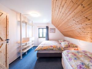 Postel nebo postele na pokoji v ubytování Holiday Home Holiday Hill 30 by Interhome