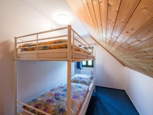 Postel nebo postele na pokoji v ubytování Holiday Home Holiday Hill 30 by Interhome