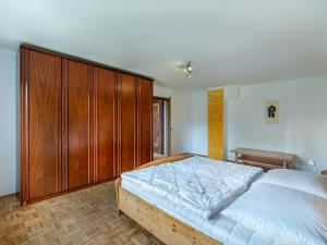 Posteľ alebo postele v izbe v ubytovaní Apartment Schneeberger by Interhome